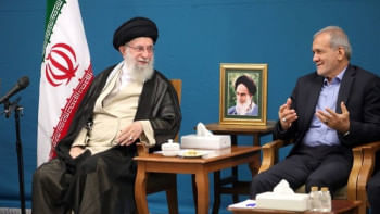 ইরানের সর্বোচ্চ ধর্মীয় নেতা আয়াতুল্লাহ আলি খামেনি ও প্রেসিডেন্ট মাসুদ পেজেশকিয়ান। ছবি: সংগৃহীত