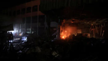 সূর্যোদয়ের সময় ইসরায়েলি হামলায় গাজার আল-দারাজ মহল্লার ফাহমি আল-জারজাওয়ি স্কুলে আগুন ধরে যায়। ছবি: রয়টার্স