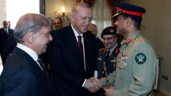 তুরস্কের প্রেসিডেন্ট এরদোয়ানের সঙ্গে বৈঠক করেন পাকিস্তানের প্রধানমন্ত্রী শেহবাজ শরিফ ও সেনাপ্রধান আসিম মুনির। ছবি: ডন 