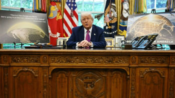 গোল্ডেন ডোম প্রতিরক্ষা ব্যবস্থার ঘোষণা দিচ্ছেন ট্রাম্প। ছবি: এএফপি