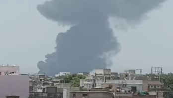 আহমেদাবাদে বিধ্বস্ত উড়োজাহাজ। ছবি: সংগৃহীত/স্ক্রিণশট