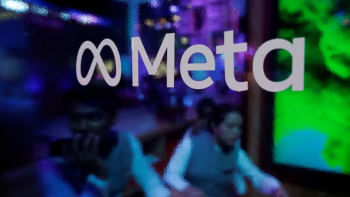 ভারতের মুম্বাইয়ের এক সম্মেলনে মেটা প্ল্যাটফর্মের লোগোর পেছনে অংশগ্রহণকারীদের দেখা যাচ্ছে। ফাইল ছবি: রয়টার্স 