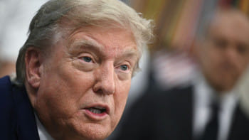 ওভাল অফিসে সাংবাদিকদের সঙ্গে কথা বলছেন ট্রাম্প। ছবি: এএফপি