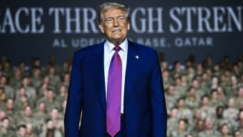 কাতারে মার্কিন সেনা ঘাঁটিতে প্রেসিডেন্ট ডোনাল্ড ট্রাম্প। ফাইল ছবি: এএফপি (১৫ মে, ২০২৫)