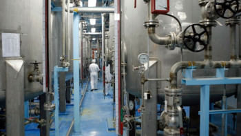 ইস্পাহান শহরে অবস্থিত পরমাণু স্থাপনায় কাজ করছেন এক ইরানি কর্মী। ফাইল ছবি: রয়টার্স