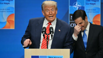 ন্যাটো সম্মেলনের পর আয়োজিত সংবাদ সম্মেলনে ট্রাম্পের রসিকতায় হেসে উঠেছেন পররাষ্ট্রমন্ত্রী রুবিও। ছবি: এএফপি