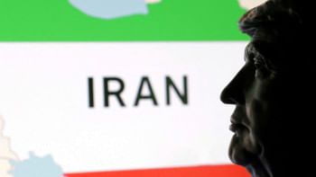 ইরানের মানচিত্রের সামনে ট্রাম্পের মূর্তি। প্রতীকী ছবি: রয়টার্স