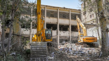 তেহরানের এভিন কারাগারের বাইরে ধ্বংসস্তুপ। ছবি: এএফপি