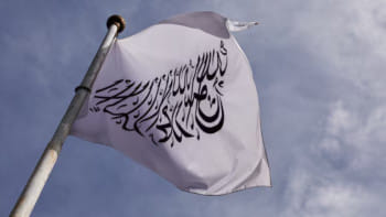 তালেবান সরকার প্রচলিত আফগানিস্তানের নতুন পতাকা। ছবি: এএফপি