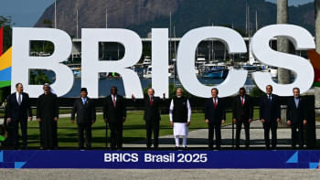 ব্রিকস জোটের নেতারা ছবির জন্য পোজ দিয়েছেন। ছবি: এএফপি