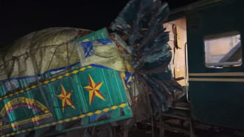 খুলনার একটি লেভেল ক্রসিংয়ে যাত্রীবাহী ট্রেনের সঙ্গে ট্রাকের সংঘর্ষ হয়েছে। ছবি: সংগৃহীত