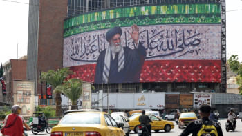 তেহরানের ব্যস্ত সড়কে বিলবোর্ডে খামেনির ছবি। ছবি: এএফপি