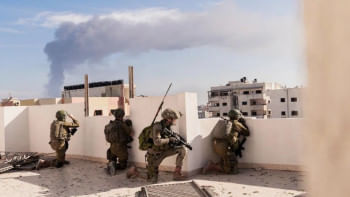 গাজার একটি বাড়ির ছাদে অবস্থান নিয়েছে আইডিএফের স্নাইপাররা। ফাইল ছবি: এএফপি