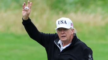 স্কটল্যান্ডে গলফ কোর্সে ট্রাম্প। ছবি: এএফপি