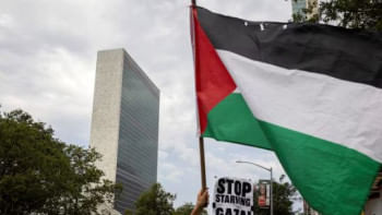 জাতিসংঘের সদর দপ্তরের বাইরে গাজার যুদ্ধ অবসানের দাবিতে বিক্ষোভ। ছবি: রয়টার্স