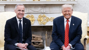 হোয়াইট হাউসে ট্রাম্পের সঙ্গে কার্নি। ফাইল ছবি: মার্ক কার্নির কার্যালয়