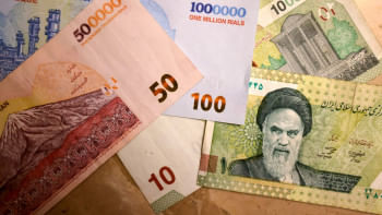 মূল্যস্ফীতির কারণে ইরানের লাখ লাখ রিয়ালের নোট অর্থহীন হয়ে পড়েছে। ছবি: এএফপি