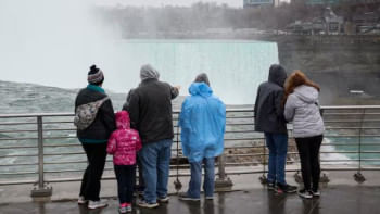 যুক্তরাষ্ট্রের হর্সশু ফলস দেখতে ভিড় জমিয়েছেন পর্যটকরা। প্রতীকি ছবি: রয়টার্স