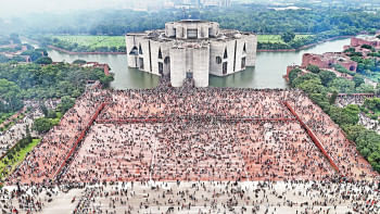 ২০২৪ সালের ৫ আগস্ট তৎকালীন শাসক শেখ হাসিনা দেশ ছেড়ে পালানোর পর সংসদ ভবনে শত শত মানুষ জমায়েত হয়। ছবি: নাঈমুর রহমান 