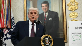 হোয়াইট হাউসে বক্তব্য দিচ্ছেন ট্রাম্প। পেছনে সাবেক প্রেসিডেন্ট রোনাল্ড রিগানের পোরট্রেট। ছবি: এএফপি