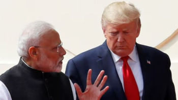 ট্রাম্পকে বোঝাচ্ছেন ট্রাম্প। তবে ট্রাম্প কী বুঝলেন, সেটা বোঝা দায়। প্রতীকী ছবি: রয়টার্স