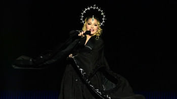 কনসার্টে গান পরিবেশন করছেন ম্যাডোনা। ফাইল ছবি: এএফপি