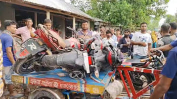 লালমনিরহাটের হাতীবান্ধা উপজেলায় দুই মোটরসাইকেলের মুখোমুখি সংঘর্ষে দুই যুবক নিহত হয়েছে। ছবি: সংগৃহীত