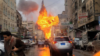 ইয়েমেনের রাজধানী সানায় ইসরায়েলি হামলার পর আকাশে অগ্নিগোলক। ছবি: এএফপি