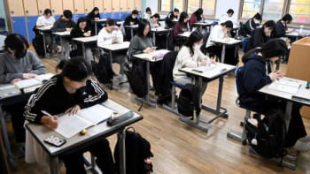 দক্ষিণ কোরিয়ার শিক্ষার্থীরা পরীক্ষা দেওয়ার জন্য শ্রেণিকক্ষে অপেক্ষা করছেন। সবার ডেস্কেই মোবাইল দেখা যাচ্ছে। ফাইল ছবি: রয়টার্স