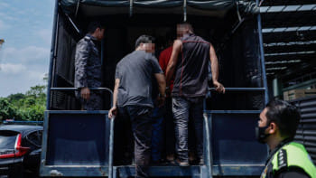 কুয়ালালামপুরে অভিবাসন পুলিশ অনিবন্ধিত বিদেশিদের আটক করেছে। ছবি: স্টার মালয়েশিয়া