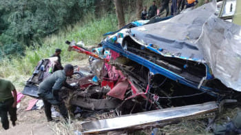 শ্রীলঙ্কায় বাস দুর্ঘটনার পর উদ্ধারকাজ চলছে। ছবি: সংগৃহীত