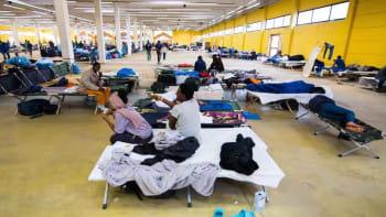 জার্মানির হামবুর্গে অস্থায়ী আশ্রয়কেন্দ্রে অপেক্ষা করছেন আশ্রপ্রার্থীরা। ছবি: এএফপি