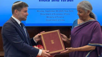 ইসরায়েলি অর্থমন্ত্রী স্মৎরিচ ভারতের অর্থমন্ত্রী নির্মলা সীতারামনের বৈঠক করে দ্বিপাক্ষিক বিনিয়োগ চুক্তি সই করেন। ছবি: পিটিআই/এক্স/সংগৃহীত
