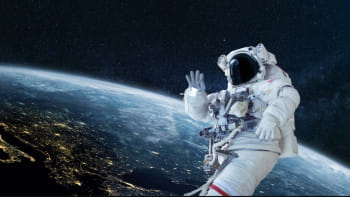 মহাকাশযানের তথাকথিত বিপর্যয় থেকে বাঁচার জন্য ওই ভুয়া নভোচারী ভুক্তভোগী নারীর কাছে সাহায্য চান। প্রতীকী ছবি: সংগৃহীত