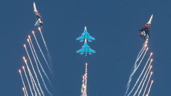 দুবাই এয়ারশোতে (২০২১) যুদ্ধবিমানের প্রদর্শনী। ফাইল ছবি: এএফপি