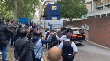 লন্ডনে বাংলাদেশ হাইকমিশনের খালি গাড়ি লক্ষ্য করে ডিম নিক্ষেপ