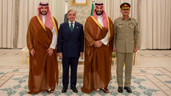 চুক্তি সই অনুষ্ঠানে বাঁ থেকে সৌদি আরবের প্রতিরক্ষামন্ত্রী খালিদ বিন সালমান, পাকিস্তানের প্রধানমন্ত্রী শেহবাজ শরিফ, সৌদি আরবের যুবরাজ মোহাম্মদ বিন সালমান ও পাকিস্তানের সেনাপ্রধান ফিল্ড মার্শাল আসিম মুনির। ছবি: পাকিস্তানের প্রধানমন্ত্রীর দপ্তর/এক্স