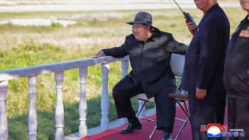 উত্তর কোরিয়ার অত্যাধুনিক কুমসং ড্রোন পরীক্ষায় অংশ নেন কিম জং উন। ছবি: এএফপি