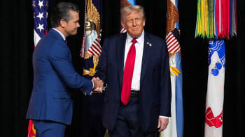 সেনা কর্মকর্তাদের সঙ্গে বৈঠকের আগে প্রতিরক্ষামন্ত্রী হেগসেথের সঙ্গে হাত মেলান ট্রাম্প। ছবি: রয়টার্স