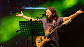 জেমস, নগরবাউল জেমস, বাংলা রক মিউজিক, ফিলিংস ব্যান্ড, জেল থেকে বলছি, সাইকেডেলিক রক বাংলা, বাংলা ব্যান্ড সংগীত, বাংলাদেশি রকস্টার, ফারুক মাহফুজ আনাম, জেমসের জনপ্রিয় গান, নগরবাউল ব্যান্ড, বাংলা রকের ইতিহাস, আইয়ুব বাচ্চু জেমস, শিবলী জেমস গান, আসাদুল্লাহ দেহলভ