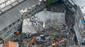 ইন্দোনেশিয়ার একটি মাদ্রাসা ভবন ধসে পড়লে ৪৫ জনের প্রাণহানি হয়। ছবি: এএফপি