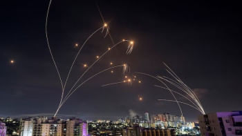 ইসরায়েলের আয়রন ডোম হামাসের ক্ষেপণাস্ত্র হামলা প্রতিহত করছে। ফাইল ছবি: রয়টার্স