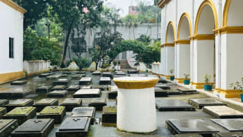 আর্মেনীয় গির্জা ঢাকা, চার্চ অব দ্য হোলি রিজারেকশন, পুরান ঢাকা ভ্রমণ, ইতিহাসের ছায়ায়, নাদিয়া রহমান, বৃষ্টিভেজা বিকেল, ঢাকার ঐতিহ্য, আর্মেনীয় চার্চ, পুরান ঢাকার স্থাপত্য, ঢাকার ইতিহাস, ঐতিহাসিক স্থান ঢাকা, ঢাকা ভ্রমণ, ঢাকা দর্শনীয় স্থান, আর্মেনীয় স্থাপত