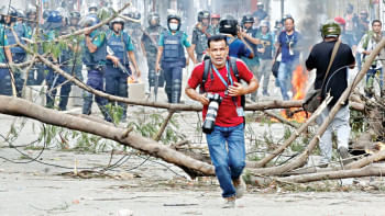 অন্তত ২৯৬ সাংবাদিকের বিরুদ্ধে মামলা আইনি জটিলতায় ফেঁসে আছেন সাংবাদিকরা