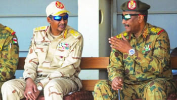 সুদানের গৃহযুদ্ধের দুই হোতা জেনারেল দাগালো ও জেনারেল বুরহান। ফাইল ছবি: রয়টার্স