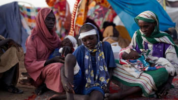 প্রাণ বাঁচাতে আল-ফাশের থেকে পালিয়ে তাউইলা শহরের আশ্রয়শিবিরে এসেছেন সুদানিরা। ছবি: রয়টার্স