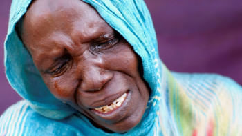 নিজের ভাই ও সন্তান নিহতের খবর পেয়ে কান্না ভেঙে পড়েন এল-ফাশেরের বাসিন্দা এক সুদানি নারী। ছবি: রয়টার্স