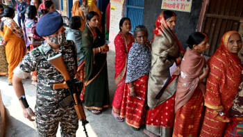 বিহারে উৎসবমুখর পরিবেশে ৬ ও ১১ নভেম্বর বিধানসভা নির্বাচনের ভোট অনুষ্ঠিত হয়। ছবি: রয়টার্স