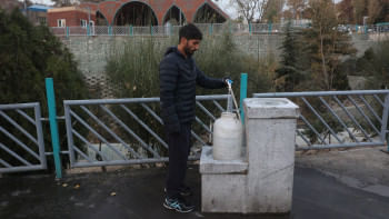 নজিরবিহীন খরা ও পানি সংকটে এক ইরানি ব্যক্তি খাওয়ার পানি সংগ্রহ করছেন। ছবি: রয়টার্স