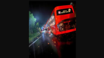 ভূমিধসের কারণে এই বাসটি পাথর ও বালুর নিচে চাপা পড়ে। ছবি: ভিয়েতনাম নিউজ